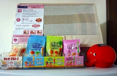 冷蔵庫上のソースには「キユーピーマヨネーズ」も