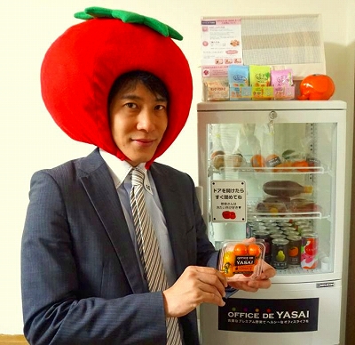 トマトのかぶりものをかぶる川岸氏