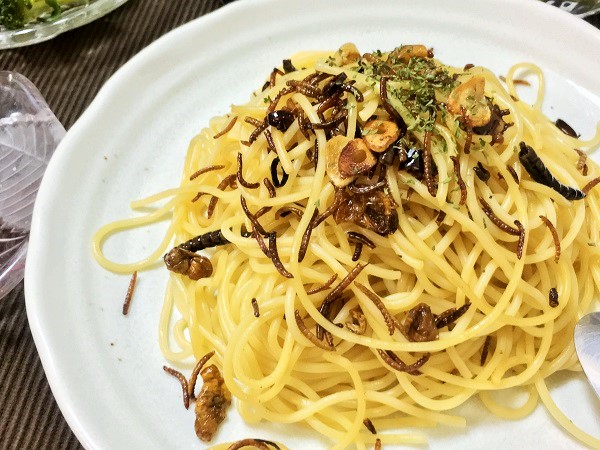 昆虫は濃厚な穀物のような味に。ニンニクの香りは食欲をそそる。