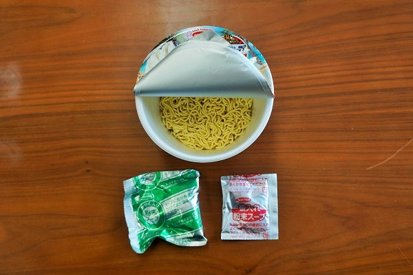 普通のカップ麺