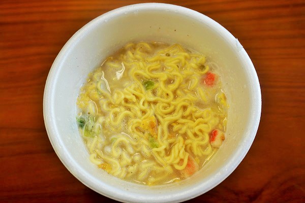 かやくにはキャベツ、卵、カニカマなど