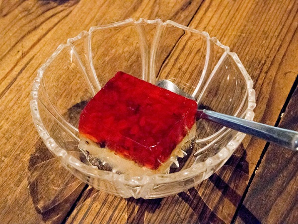 「アリの卵と蜂の子の2層ゼリー」(640円)