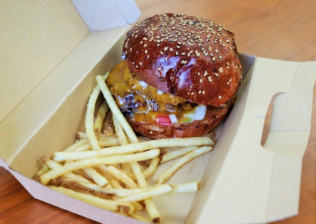 これで1600円。待ち時間は、野菜ジュースを振る舞ってもらいました。