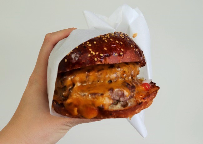「THE BURGER SHOP」のThe double cheese burger