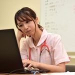 看護師の8割がキャリアに悩み「仕事の割に給料が合ってない」「職場でパワハラ」