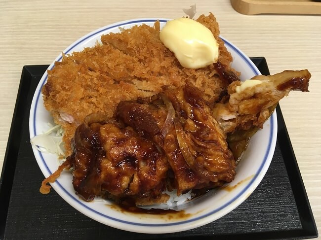 「かつや」の新商品「生姜からあげだれのチキンカツ丼」(税込637円)