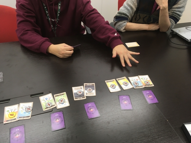 どれが強がりなのか会議するバイトたち