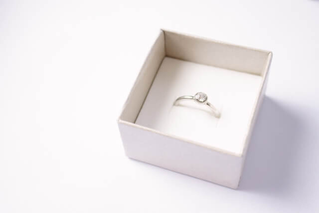 偽ダイヤでマウントを取る彼氏にうんざり