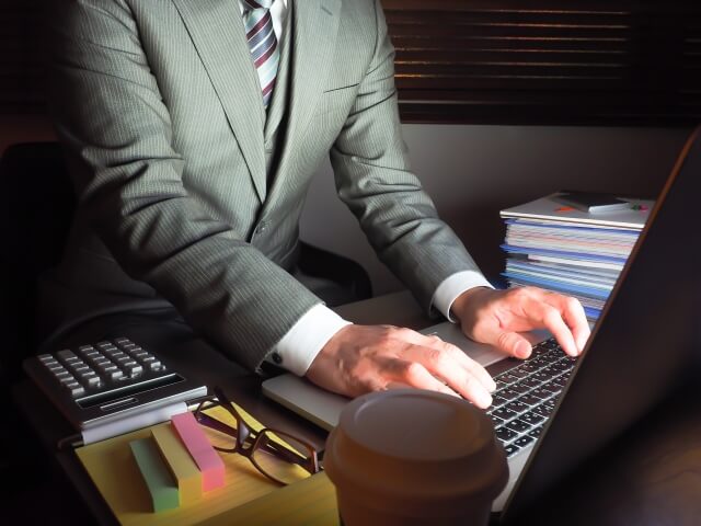 「平日はご飯とお風呂以外、ずっと仕事をしている」という声も