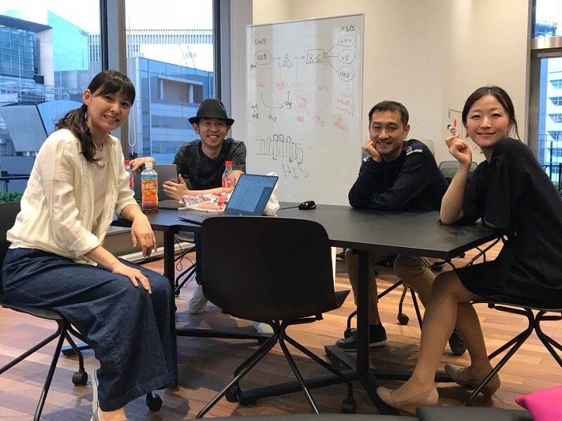 ローンディールの初期メンバーとのミーティングに参加する細野さん