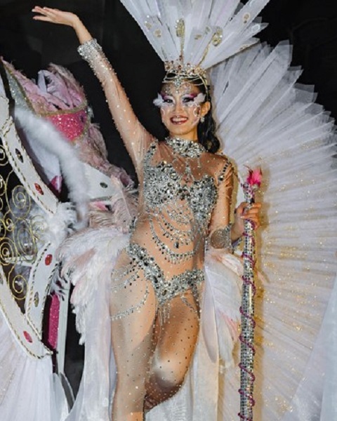 ドルキャリ】元NMB48が欧州でCM出演し、カーニバルで日本人初クイーン