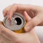 「5缶が通常ペース」営業所で缶ビールを飲む女性社員、ついに役員に呼び出される