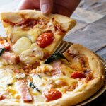 「食い尽くし系」の女友達と食事したら「ピザは4分の3食べる」「明らかに大きい方を食べて割り勘」　衝撃を受けた女性