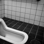 従業員トイレが和式！昭和に作られ、壁のタイルはボロボロ…　“裏技”を使って一般客用トイレに行く男性