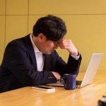 優秀な部下の“スマホさぼり”を注意できず「見て見ぬふり。自分が情けない」と悩む上司→後日、部下に心配されてたことが判明!?