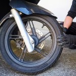 バイクのタイヤを盗まれ廃車に…警察から「犯人は、近所の人では？」と言われ疑心暗鬼に