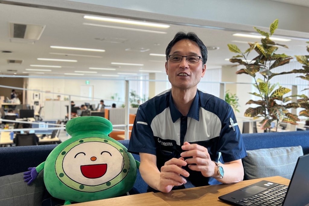 酉島製作所のキャラクター「トリポン」のぬいぐるみとともに