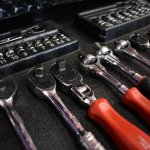 ディーラーで「事故って潰すのが関の山だから止めとけ」と暴言 → 悔しくてライバル車を買い、整備もマスターした男性