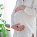 「どうしたら流産できる？」妊娠中の親友からの相談に絶句　ついには自分のお腹を殴りだし……さすがに絶縁