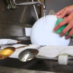 「今から3時間トイレ行けないよ！」新人いびる職場、男性が一喝「洗い場で漏らしたらどんだけ手間がかかるんや！」