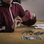 もはや牛丼も贅沢品…年収300万円女性「チラシ見ながら豆腐を牛丼風にして食べている。情けない」