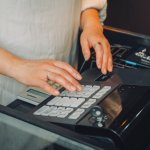 「偽造商品券ですよ」会計時、店員から犯罪者扱いされた男性 「二度と行きません」と怒る