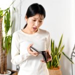 「お金を払っているのを見たことがない」年上なのに奢られ前提、他人の金でガチャを回す……図々しい同僚と絶縁した女性