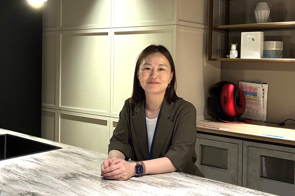 バトンズ 執行役員 米倉雅恵:株式会社リクルートにて採用、労務、企画、育成、組織開発などを幅広く経験。その後、製造業派遣の会社に転職し、人事・労務の責任者に就任。2023年11月にバトンズの執行役員に就任し、人事総務を管掌。