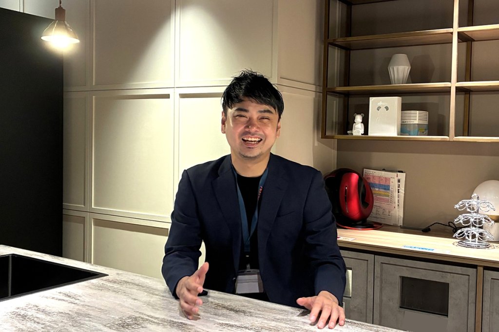 バトンズ 人事総務グループ 人事チーム 是友佑太:株式会社インテリジェンス(現パーソルキャリア)に新卒で入社し、新卒採用、制度企画を経験。その後、新規ITサービス開発・コンサルを手掛けるスタートアップに転職し、人事労務領域の責任者として、IPO及び社員数50名から400名までの組織拡大を経験。2024年9月にバトンズに入社し、採用・企画領域を担当。