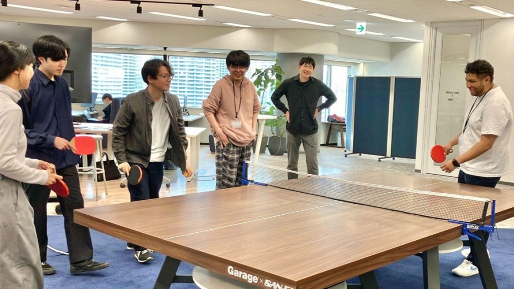 リフレッシュエリアで卓球を楽しむ社員