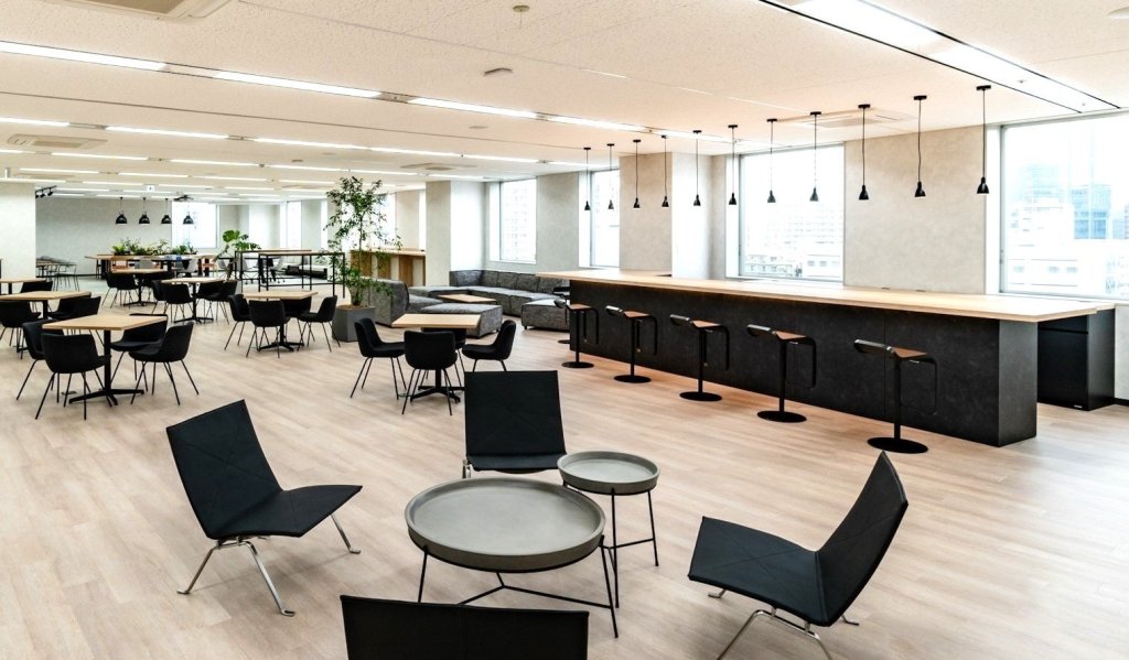 インタビュイー:ログラス 人事 中島 翼 パナソニックのエンジニア、人事(技術系新卒採用)、サイバーエージェントの人事(エンジニア中途採用)、事業広報・PRを経験後、2025年よりBiz採用室でビジネス職の中途採用を担当。(写真は東京・三田のログラス本社オフィス)