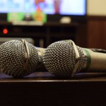 助けて！カラオケで男友達に押し倒されたのに… 店員「そういう事する所じゃないんで」　出禁になった女性の屈辱