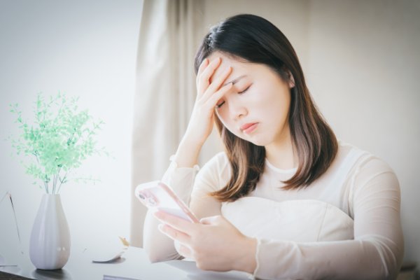 「水だけで暮らしてる」と泣きつくほど貢いだのに… 信頼していた年下彼氏からの残酷な裏切りに泣き崩れる女性の末路