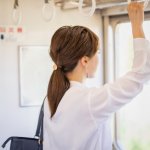 「痛いじゃないか！」電車内で日傘が当たり激怒の男性→女性の“丁寧すぎる謝罪”で予想外の結末に【衝撃エピソード再配信】