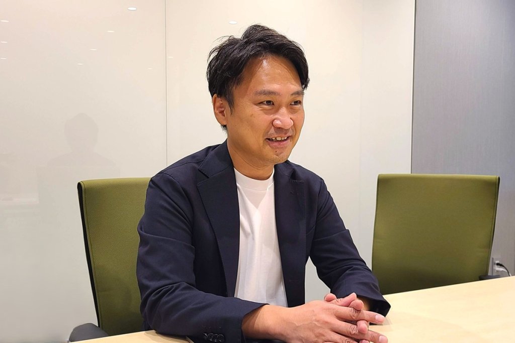 グローバルウェイ 執行役員 小山義一：1976年生まれ。大学卒業後、NTTソフトウェア（現NTTテクノクロス）へ入社し、PwCへの出向などを経験。2012年にグローバルウェイに入社。デロイトトーマツコンサルティングを経て、2020年に帰任。2025年4月より執行役員として経営企画室長およびITコンサルティング事業の責任者を担当。