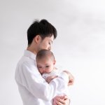 「静かにさせろやー！」フードコートで0歳の娘といた父親、サングラスの男に怒鳴られる → 15分後、先輩パパにかけられた言葉に涙