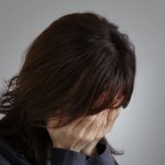 「昨日はうるさかったね」夫婦の寝室に聞き耳を立てる義母…地獄の同居生活から逃げた女性の回想