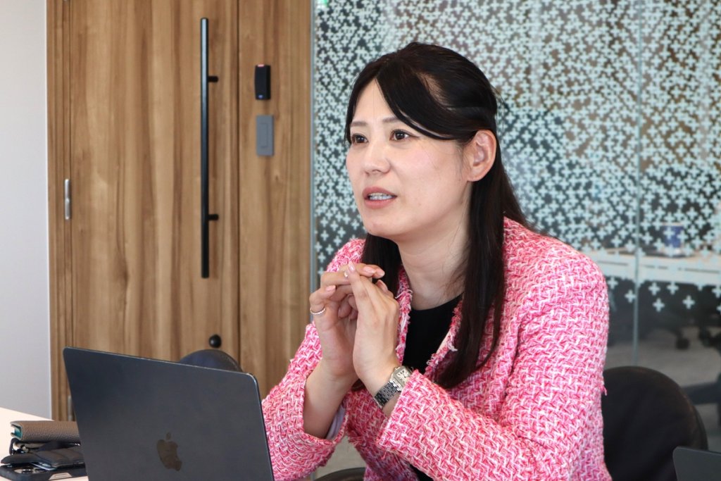 株式会社ギークプラス 執行役員 事業本部長 嶋田由香里:新卒で健康通販メーカーに入社し、D2C事業に従事。アッカ・インターナショナルでの3PL業務などを経て、2017年のギークプラス設立に参画。執行役員として事業全体を統括する。