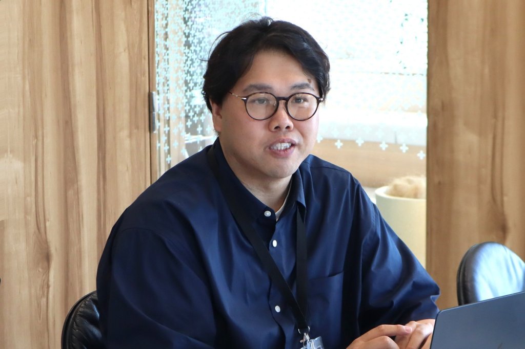 株式会社ギークプラス VP of HR & GA 鄒潮生(つぉう ちゃおしょん):新卒で大手IT企業に入社しSEを経て採用チームに異動。採用責任者を経て転職エージェントとして独立。その後複数のIT企業で人事職に従事し、2025年にVPoHRとしてギークプラスに入社。