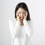 意地悪すぎる…父が急逝、友人に連絡したら「結婚するのだーぐわはは」と自慢のハガキ　絶縁＆引っ越した女性