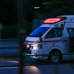 2時間近くネットサーフィンの同僚より「少ないお給料」と嘆く女性、ついに救急車で運ばれ休職