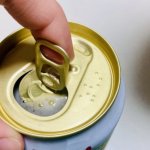 最悪…満員電車で隣のおじさんが缶ビール「プシュ！」漂うおつまみ＆ゲップ臭がマスク貫通「ここの空気は吸いたくない！」気持ち悪くなった男性