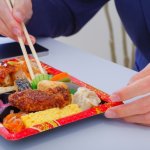 年収950万円でもランチは「800円まで」「コンビニや立ち食いそばを選ぶ」という営業男性