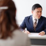 「若い女性が大好きな上司」面接が露骨すぎてドン引き　20代は1時間かけ駅まで送迎、40～50代は10分で終了