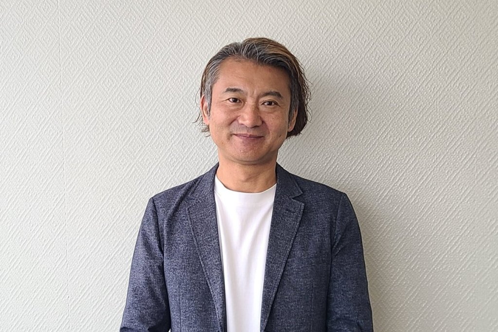 カシオ計算機 デジタルイノベーション本部長 虻川勝彦（あぶかわ・かつひこ）：1969年生まれ。大手SIerを経て、京王電鉄でIT管理部長やデジタル戦略推進部長、IT子会社やカード会社の取締役、AI企業の代表などを歴任。AWSやGoogle等のエンタープライズコミュニティでのリーダーも務める。2022年カシオ計算機に入社し、2024年4月より現職。