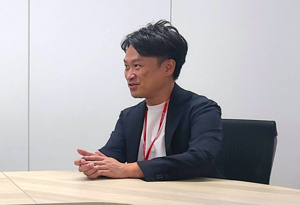 聞き手・グローバルウェイ 執行役員 小山義一：大学卒業後、NTTソフトウェア（現NTTテクノクロス）へ入社し、PwCへの出向などを経験。2012年にグローバルウェイに入社。デロイトトーマツコンサルティングを経て、2020年に帰任。2025年4月より執行役員として経営企画室長およびITコンサルティング事業の責任者を担当。