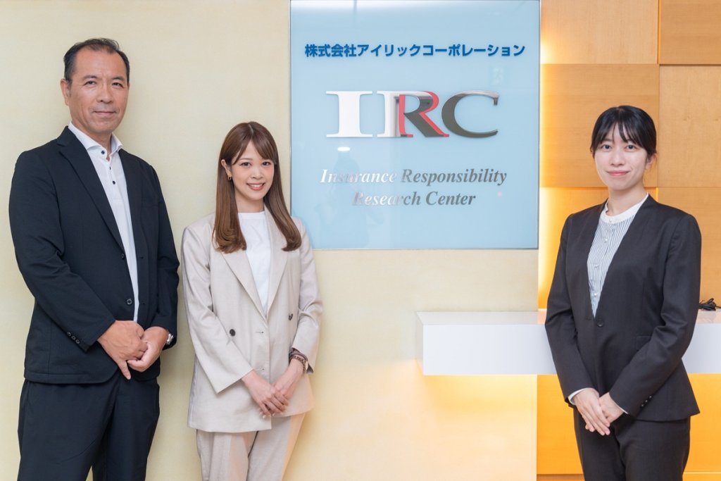（左から）アイリックコーポレーション 竹田光浩部長、深山恵梨さん、繁森名那さん