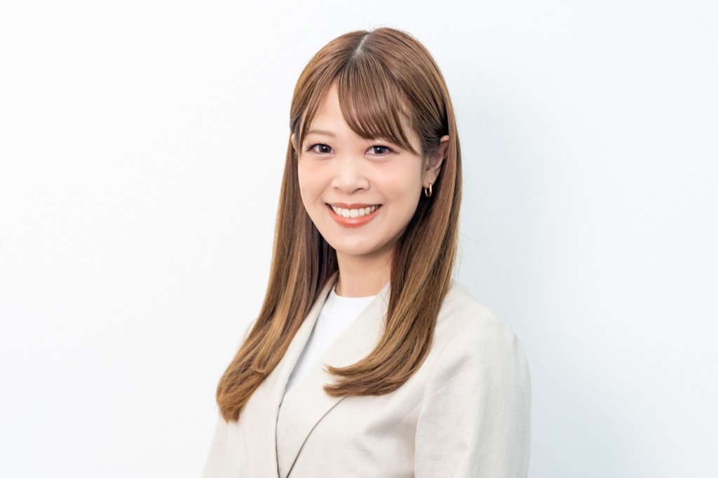 アイリックコーポレーション 総務人事部 深山恵梨（ふかやま・えり）：理容師としてキャリアをスタートし、人材業界での営業・人事、製造メーカーでの広報を経て2025年に入社。現在はキャリア採用を担当し、採用戦略の立案から広報まで、採用に関わる幅広い業務に携わっている。