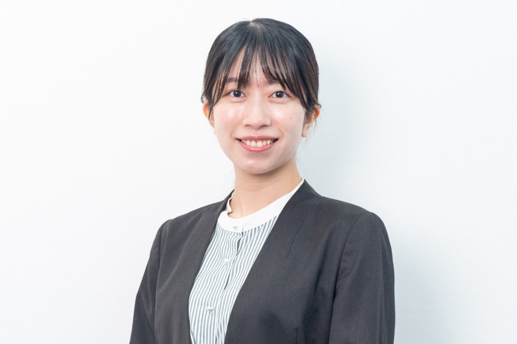 アイリックコーポレーション 総務人事部 繁森名那（しげもり・なな）：2022年新卒入社。保険クリニックのコンサルタントとして3年間従事し、4年目となる今期より総務人事部へ異動。現在は主にコンサルタント職（直営事業部）のキャリア採用を担当し、現場目線を活かした採用活動に取り組んでいる。