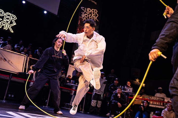 〇プロフィール〇
TATSUYA――たつや。世界トップレベルの実績 × エンタメ・メディア経験を兼ね備えたダブルダッチアーティストとして活躍中。ダブルダッチ世界チャンピオン 4回（2010, 2012,2014, 2024）／国内外主要大会にて審査員を多数歴任（2013～2024）／アメリカの人気番組「America’s Got Talent」に 出演／海外フェス出演（2025年 Halifax Busker Festival inCanada）／メディア出演多数（スッキリ、ズームイン、Netflixドラマ、フジテレビ など）／ CM・広告出演（NIKE、SACAI✖NIKE、FRED PERRY、ASICSオリンピック企画）／Instagramフォロワー9万人超、SNS総フォロワー11万人以上／Instagram動画再生数 2020年日本一（約8000万再生）ほか